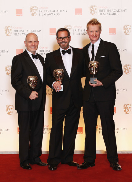 Nhà Thiết Kế Sản Xuất Guy Hendrix Dyas ngoài cùng bên phải, nhận giải về nhà thiết kế sản xuất tại BAFTA